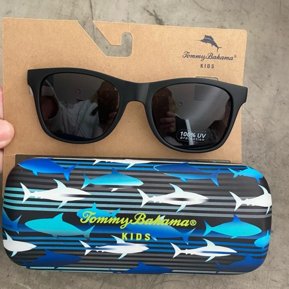 TOMMY BAHAMA 100% uv protection kids sunglasses with case😎see pic for details😎